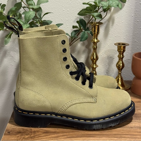 Dr. Martens NWOB Women’s 7 Pale Olive 1460 Pascal Suede Lace Up Combat Boots - Picture 2 of 5